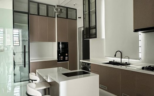 Luxurious 5 Bedroom Detached Duplex + Electric Car Charging Port