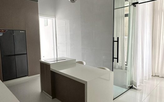 Luxurious 5 Bedroom Detached Duplex + Electric Car Charging Port