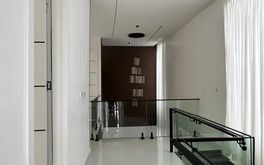 Luxurious 5 Bedroom Detached Duplex + Electric Car Charging Port