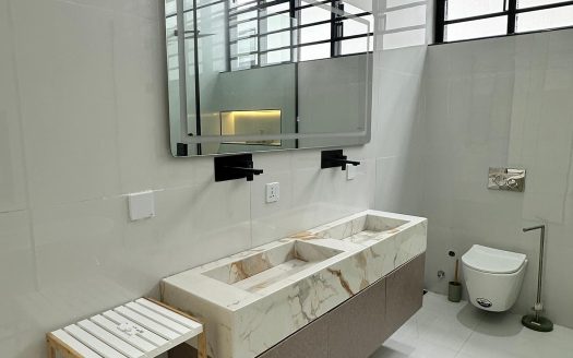 Luxurious 5 Bedroom Detached Duplex + Electric Car Charging Port