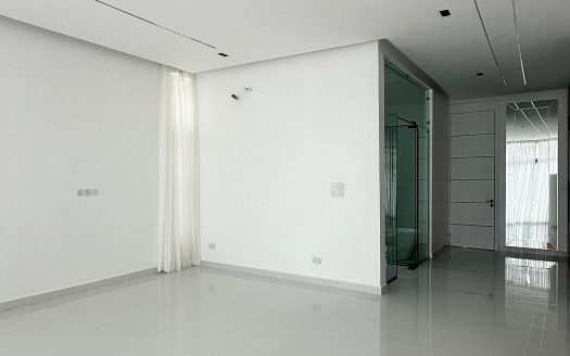 Luxurious 5 Bedroom Detached Duplex + Electric Car Charging Port