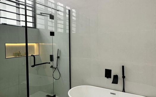 Luxurious 5 Bedroom Detached Duplex + Electric Car Charging Port