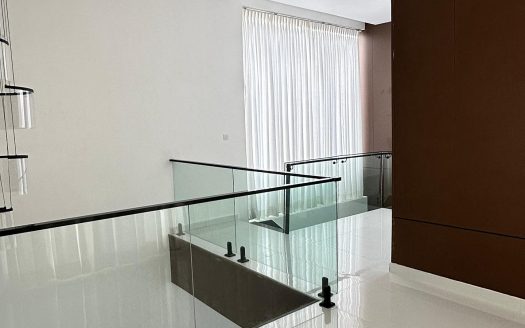 Luxurious 5 Bedroom Detached Duplex + Electric Car Charging Port