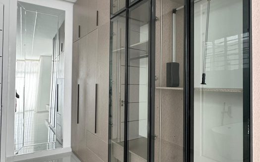 Luxurious 5 Bedroom Detached Duplex + Electric Car Charging Port